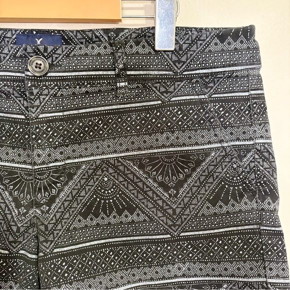 3/$10⚡️American Eagle Black & White Patterned Midi Length Shorts 5” Inseam - Picture 4 of 14